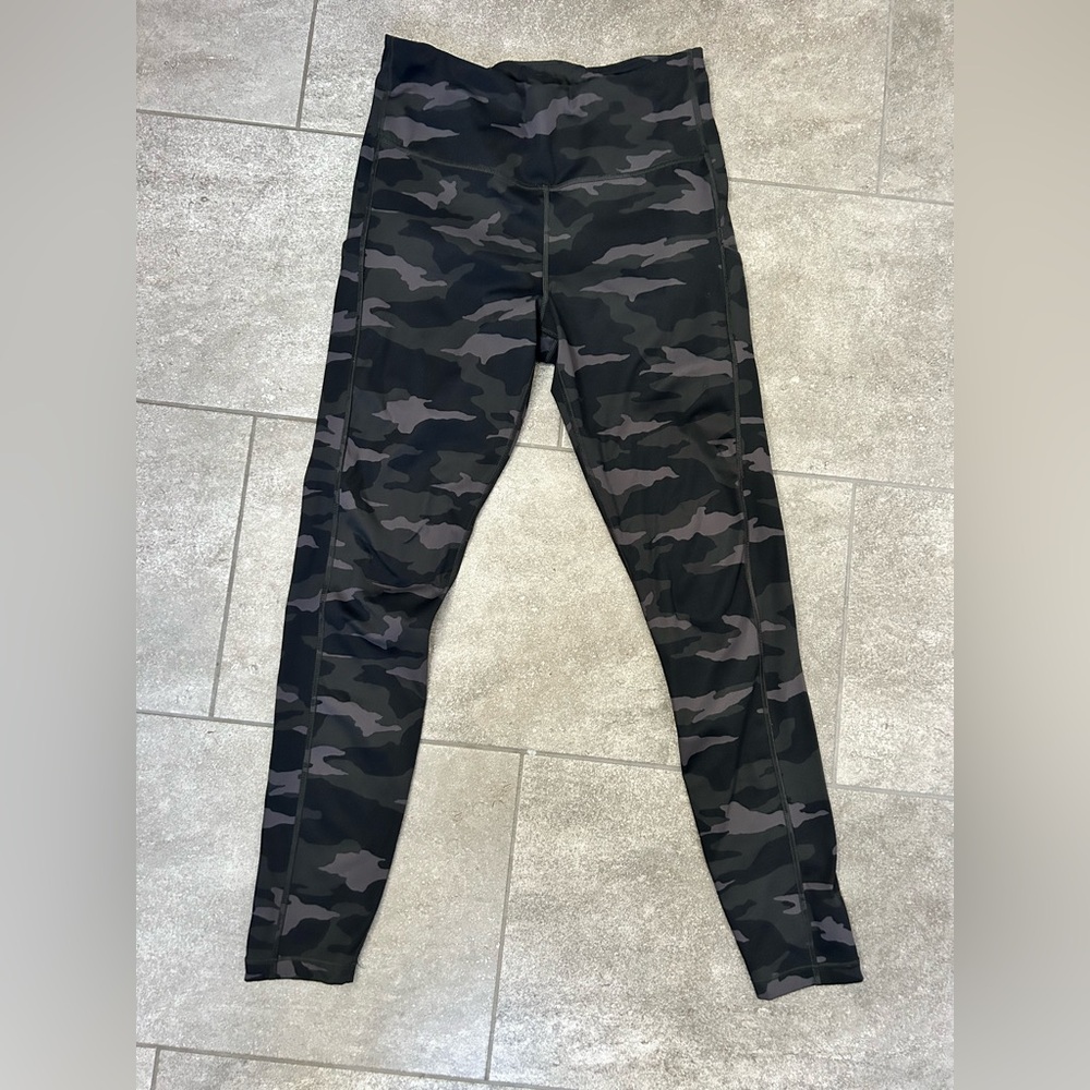 Athleta ultimate black camo leggings size MTall